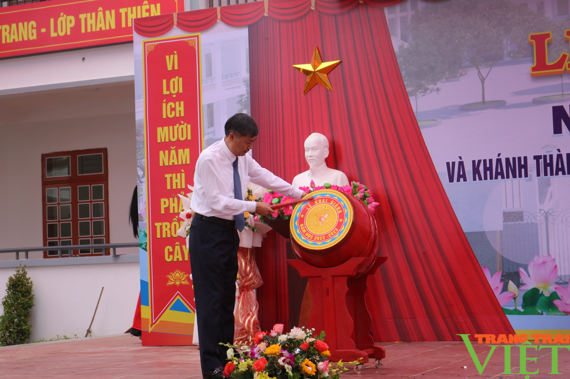   Bí thư Tỉnh ủy Sơn La Nguyễn Hữu Đông đánh trống khai giảng năm học mới tại Trường Tiểu học Tô Hiệu  - Ảnh 6.