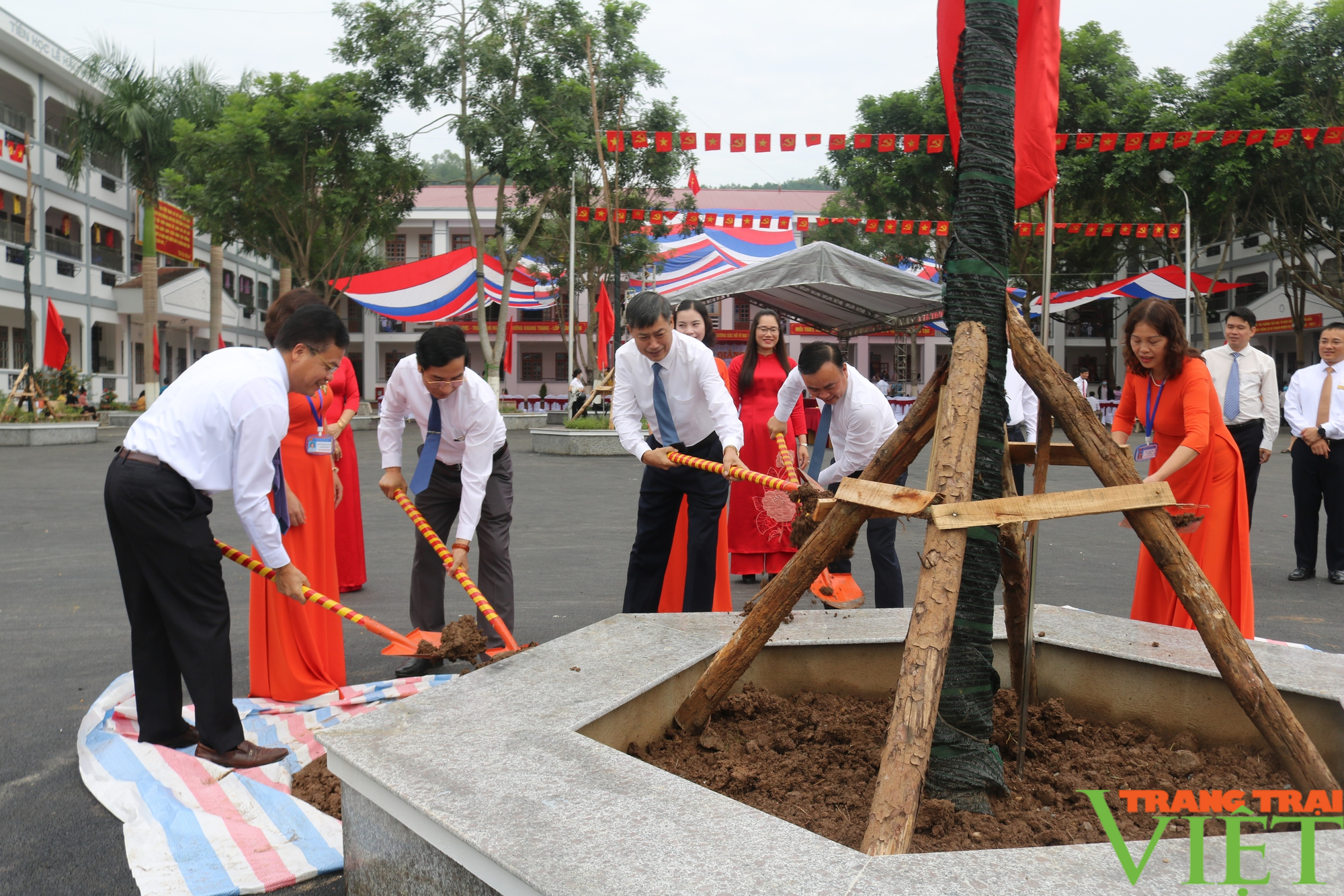   Bí thư Tỉnh ủy Sơn La Nguyễn Hữu Đông đánh trống khai giảng năm học mới tại Trường Tiểu học Tô Hiệu  - Ảnh 11.