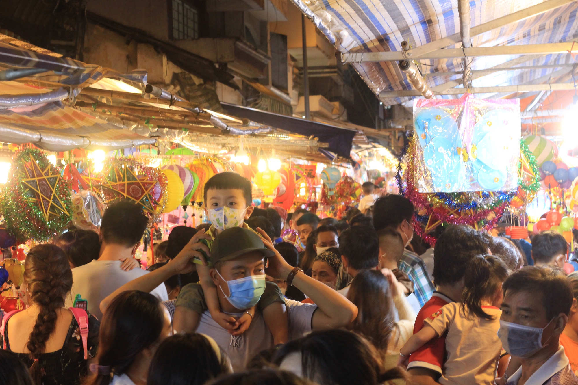 Phố lồng đèn lớn nhất Sài Gòn đông vui, nhộn nhịp - Ảnh 3.