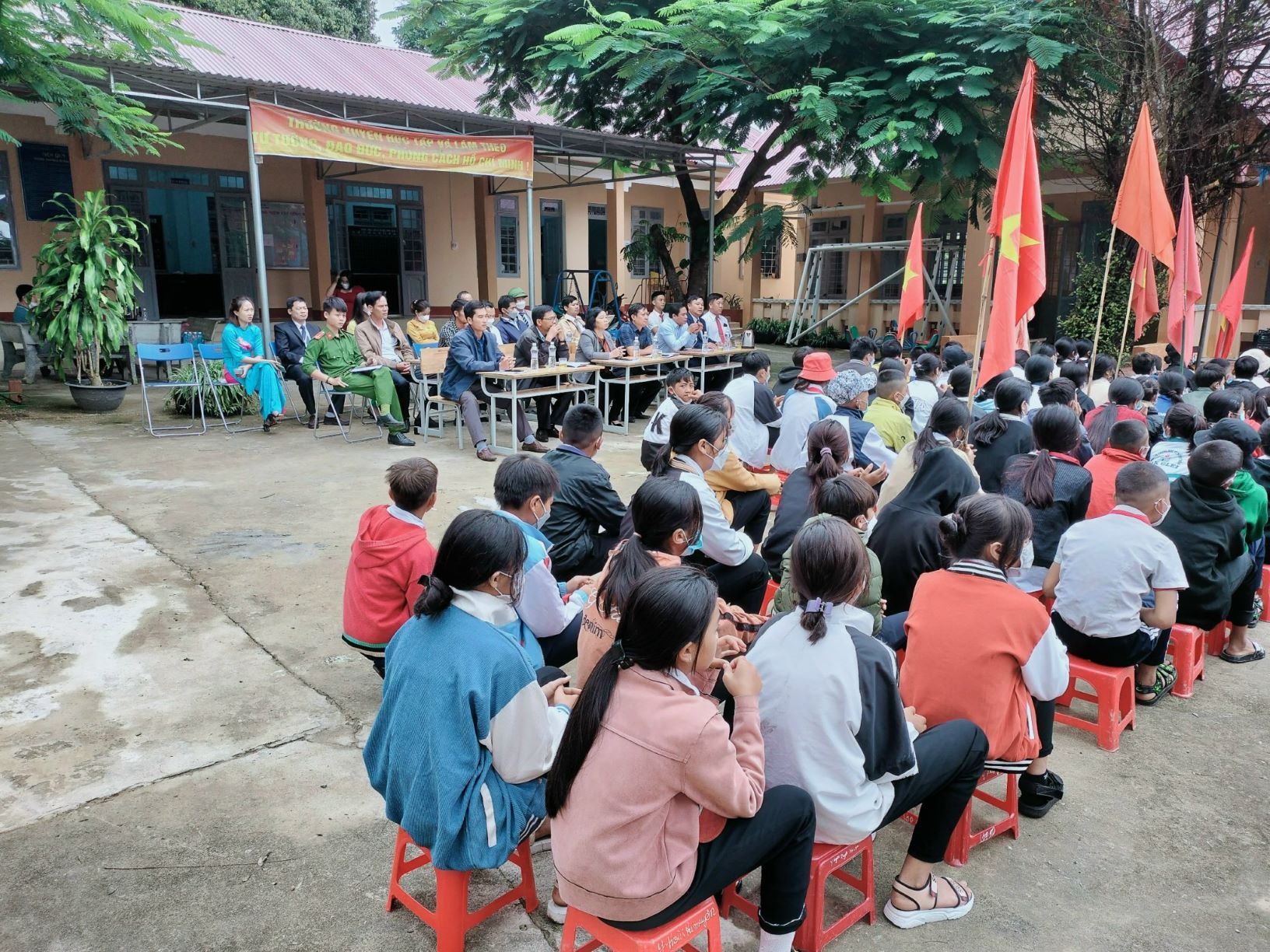 Kon Tum: Sét đánh cháy trường học, thầy cô và học sinh vẫn dự lễ khai giảng - Ảnh 4.