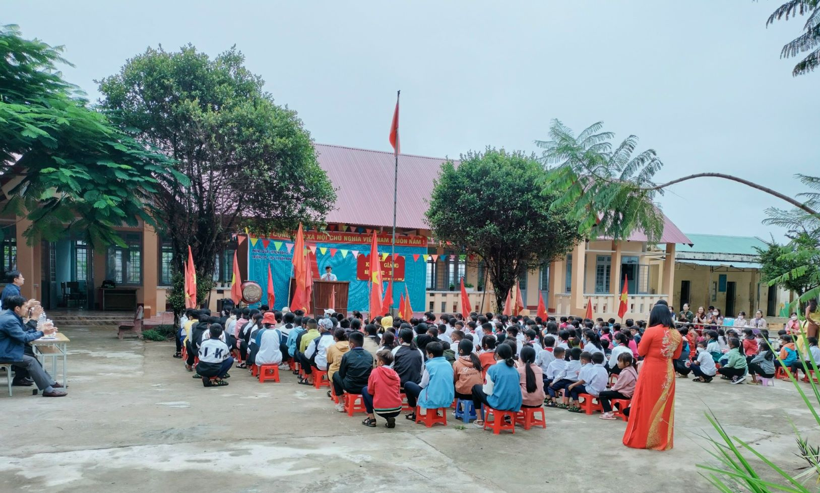 Kon Tum: Sét đánh cháy trường học, thầy cô và học sinh vẫn dự lễ khai giảng - Ảnh 5.