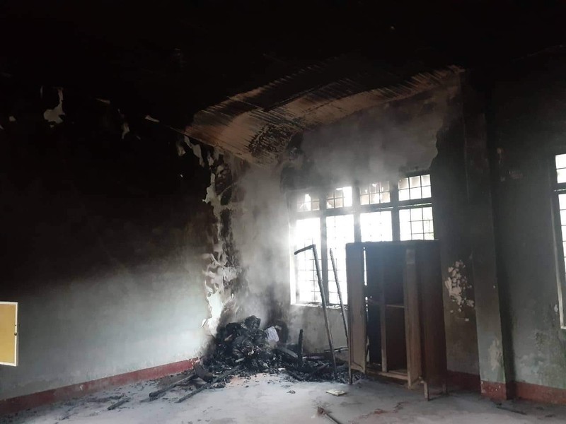 Sét đánh cháy trường học tại Kon Tum, thầy cô và học sinh vẫn dự lễ khai giảng - Ảnh 1.