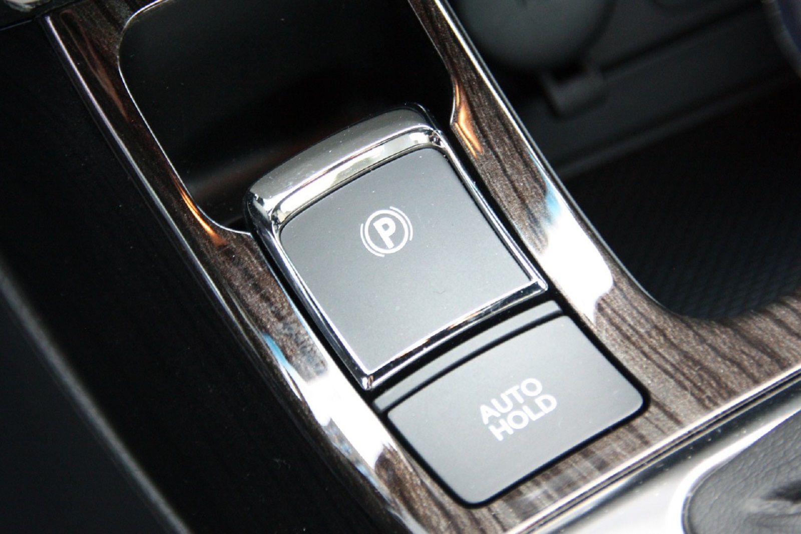 Phanh tay điện tử trên xe ô tô là gì, ưu và nhược điểm cần biết - Ảnh 2.