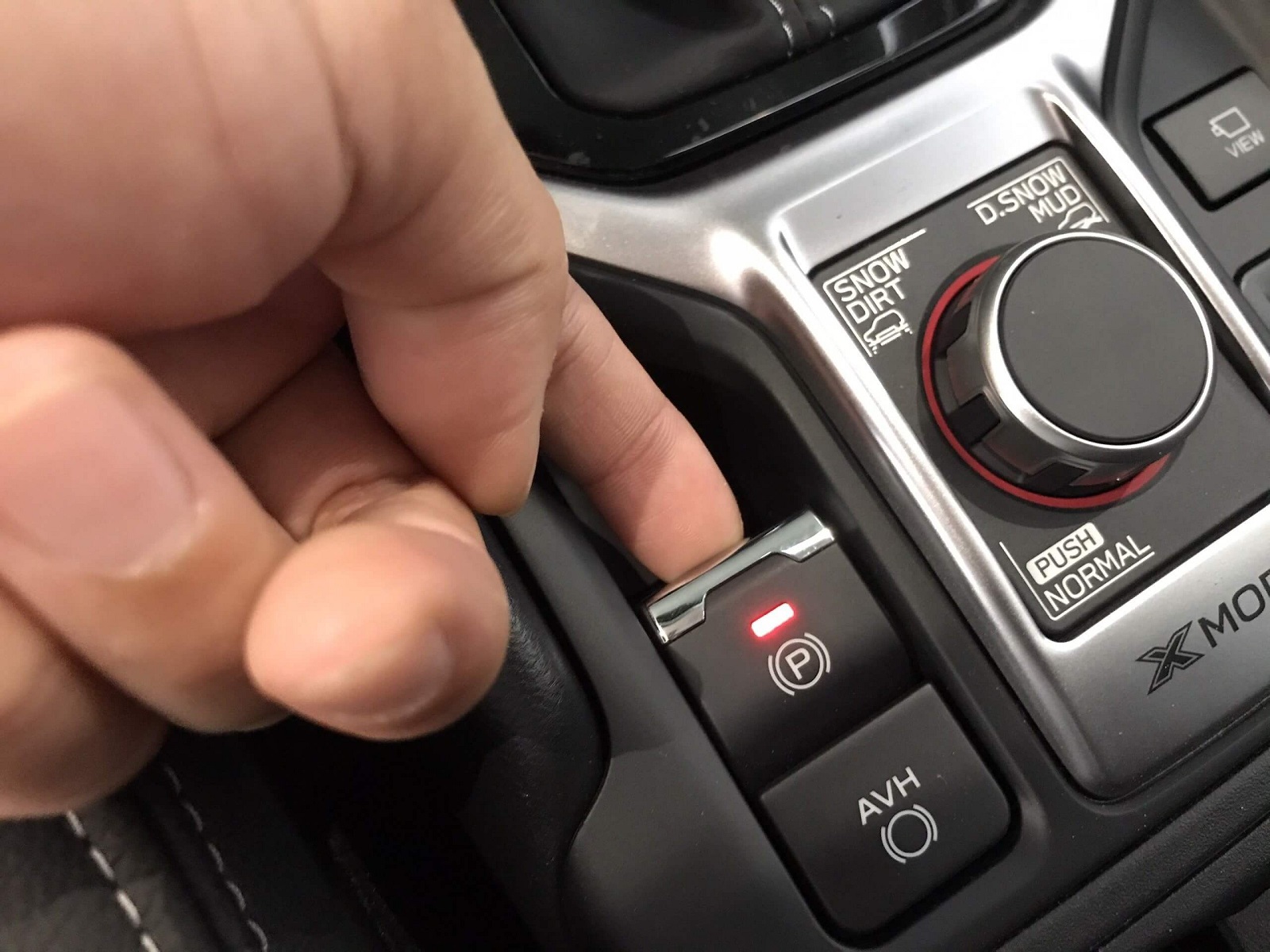 Phanh tay điện tử trên xe ô tô là gì, ưu và nhược điểm cần biết - Ảnh 3.