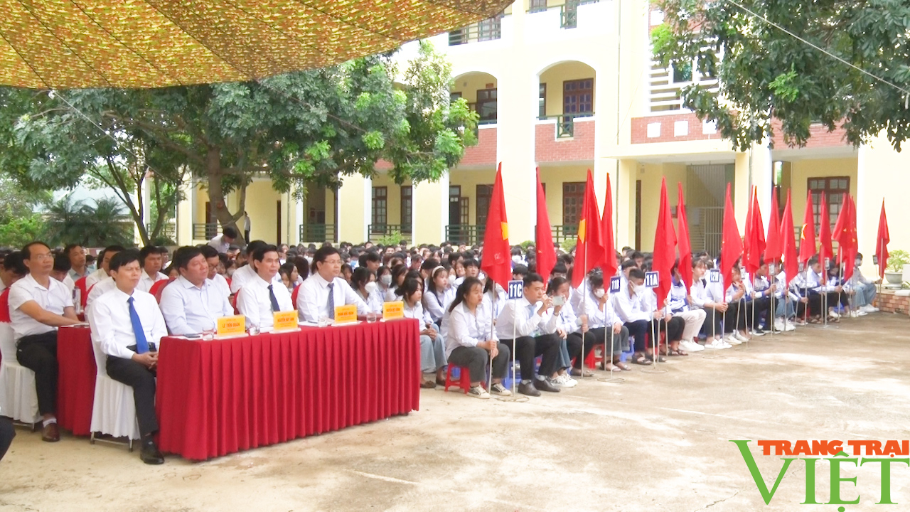 Đồng chí Hoàng Quốc Khánh dự lễ Khai giảng tại trường THPT Cò Nòi - Ảnh 6.