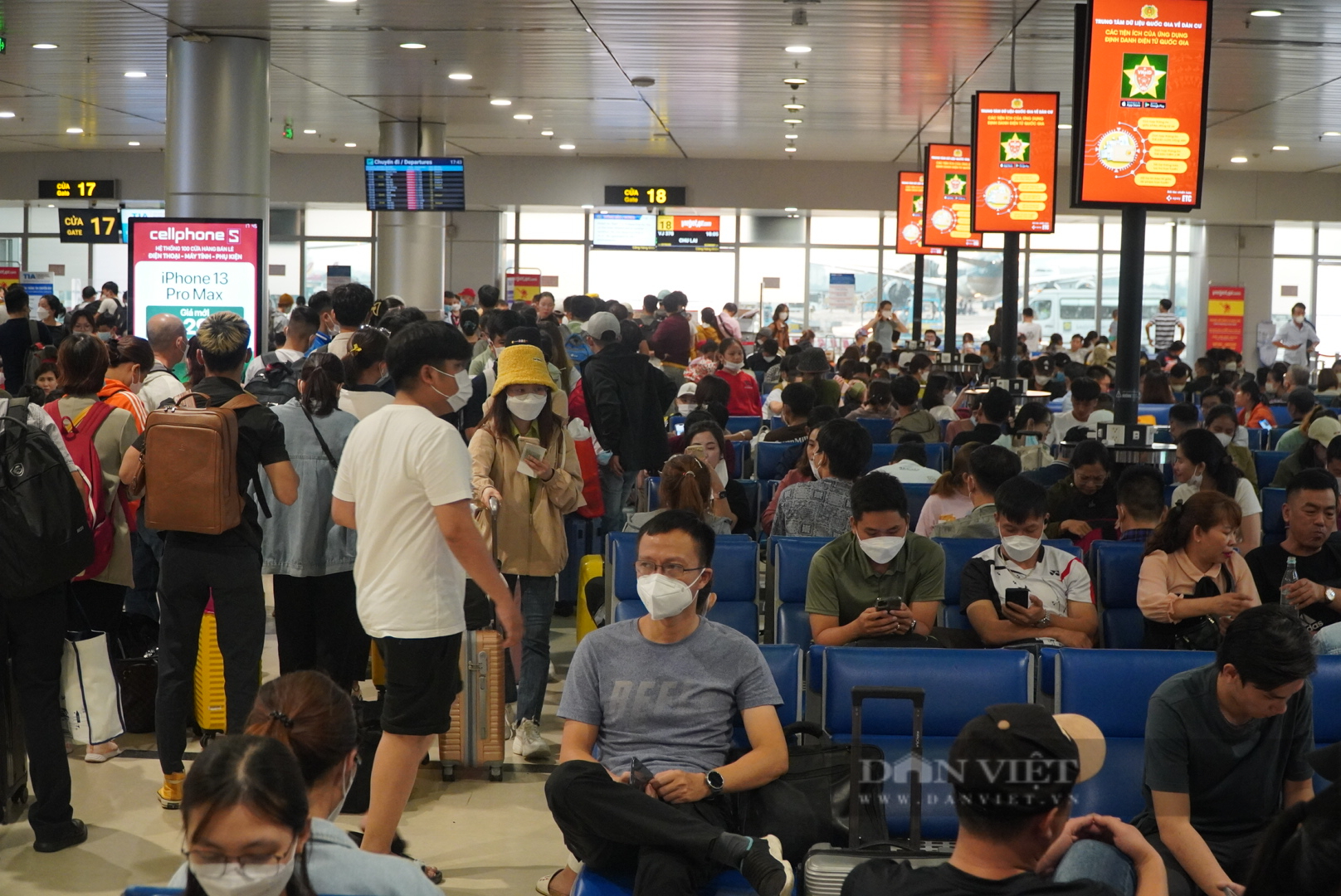 Ngày đầu sau kỳ nghỉ lễ, sân bay Tân Sơn Nhất vẫn chật ních người - Ảnh 3.