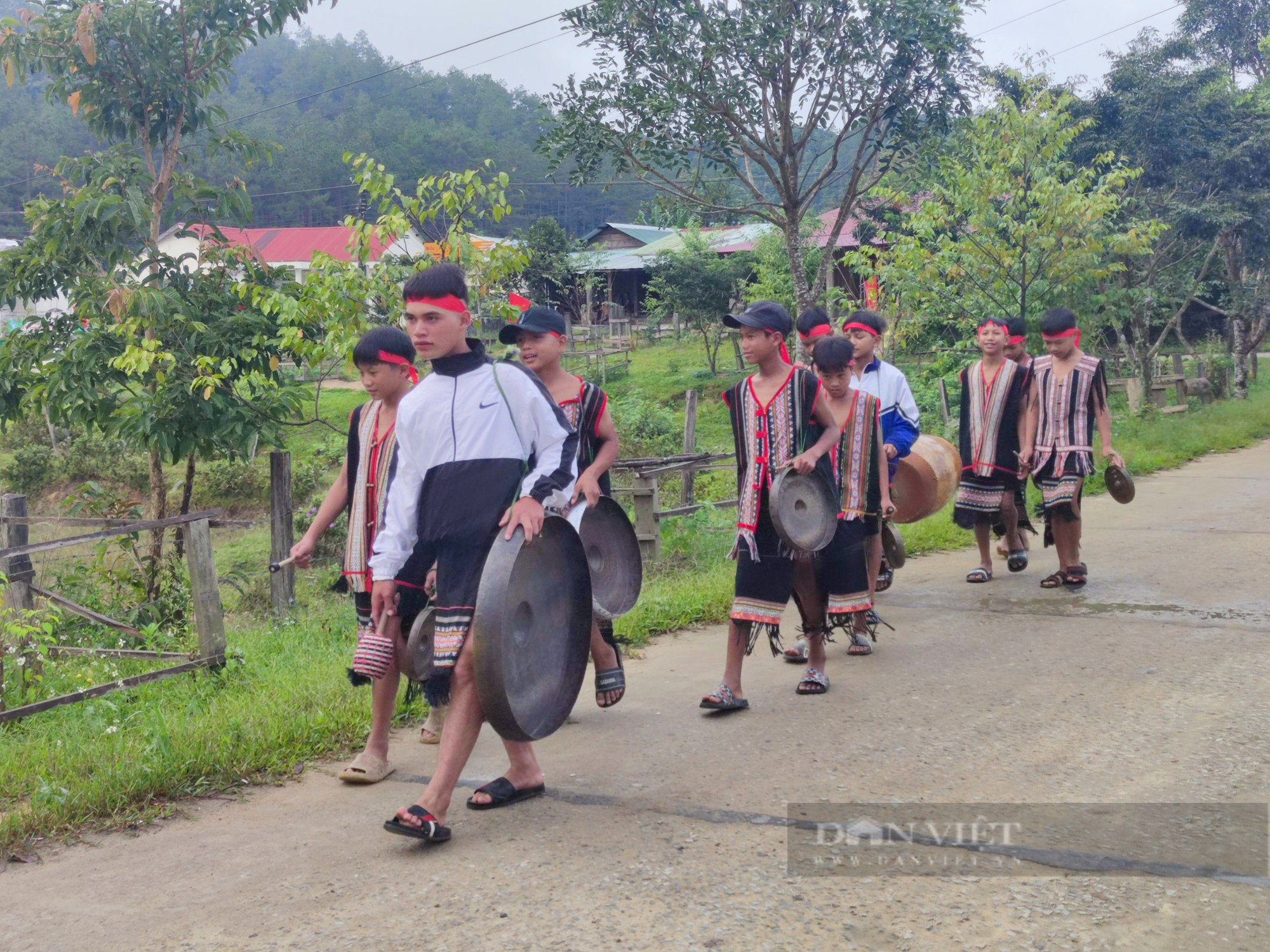 Kon Tum: Học sinh vùng tâm chấn động đất mặc trang phục truyền thống, đêm chiêng trống đi khai giảng - Ảnh 1.