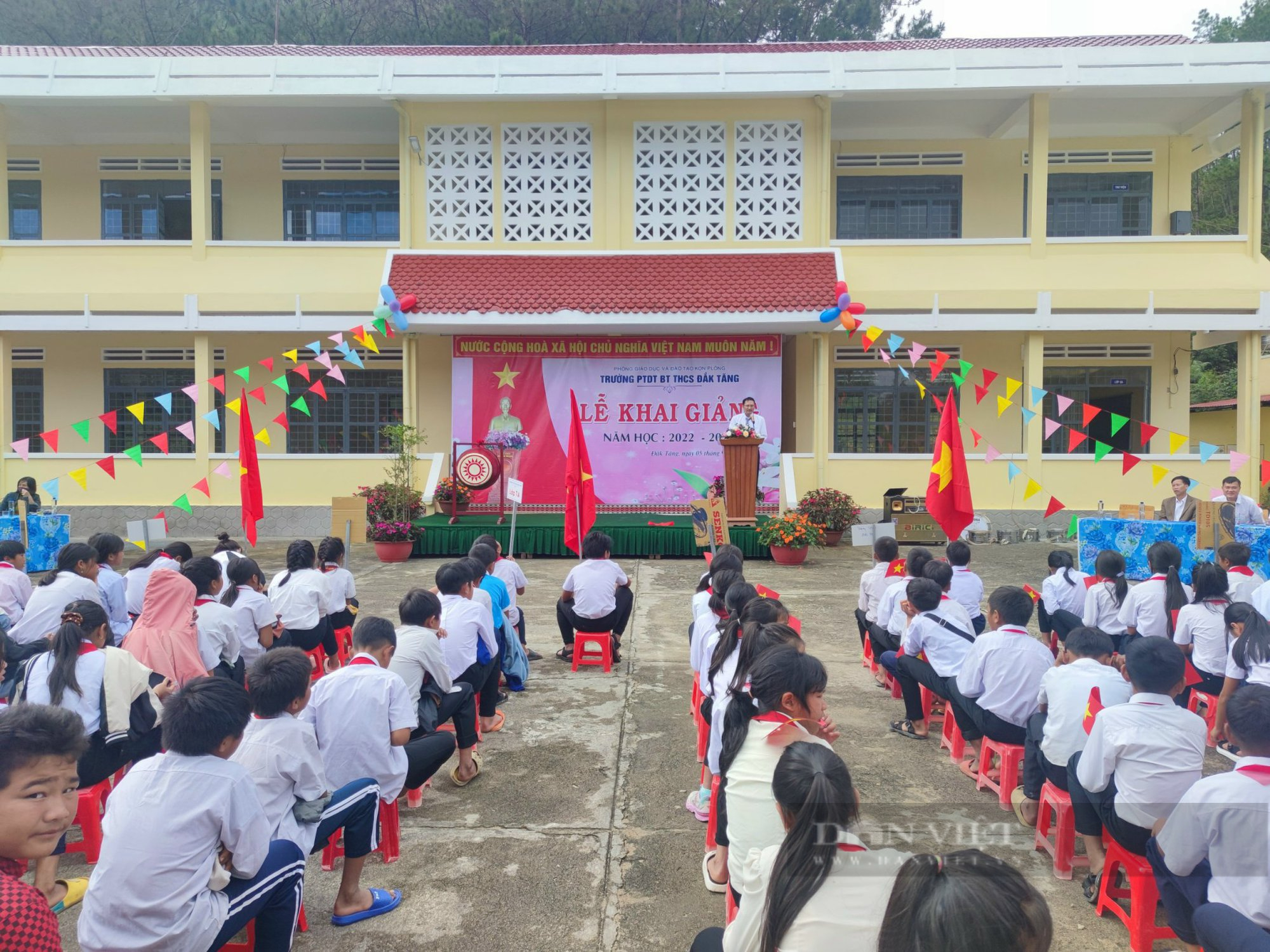 Kon Tum: Học sinh vùng tâm chấn động đất mặc trang phục truyền thống, đêm chiêng trống đi khai giảng - Ảnh 2.