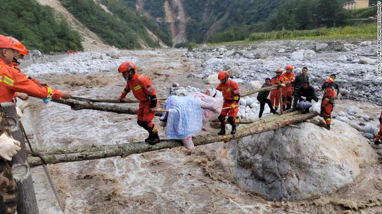 Số người chết trong vụ động đất ở Tứ Xuyên, Trung Quốc tăng vọt, cứu hộ bới đống đổ nát tìm người sống sót - Ảnh 1.