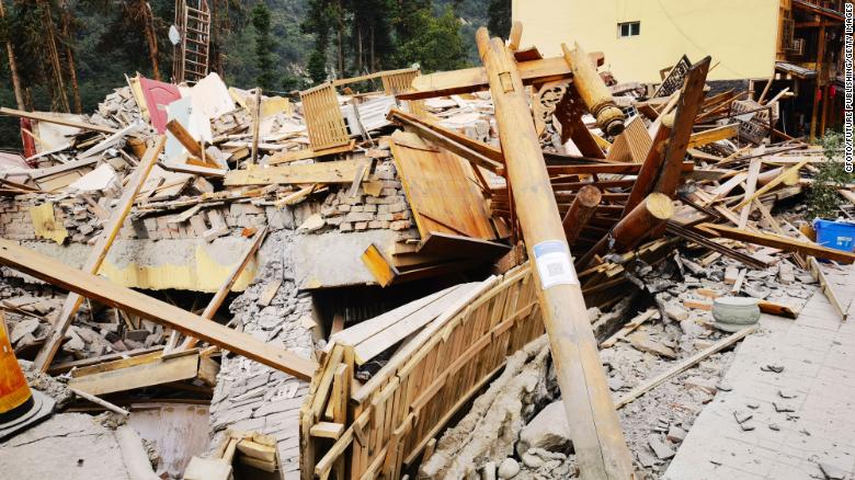 Số người chết trong vụ động đất ở Tứ Xuyên, Trung Quốc tăng vọt, cứu hộ bới đống đổ nát tìm người sống sót - Ảnh 2.