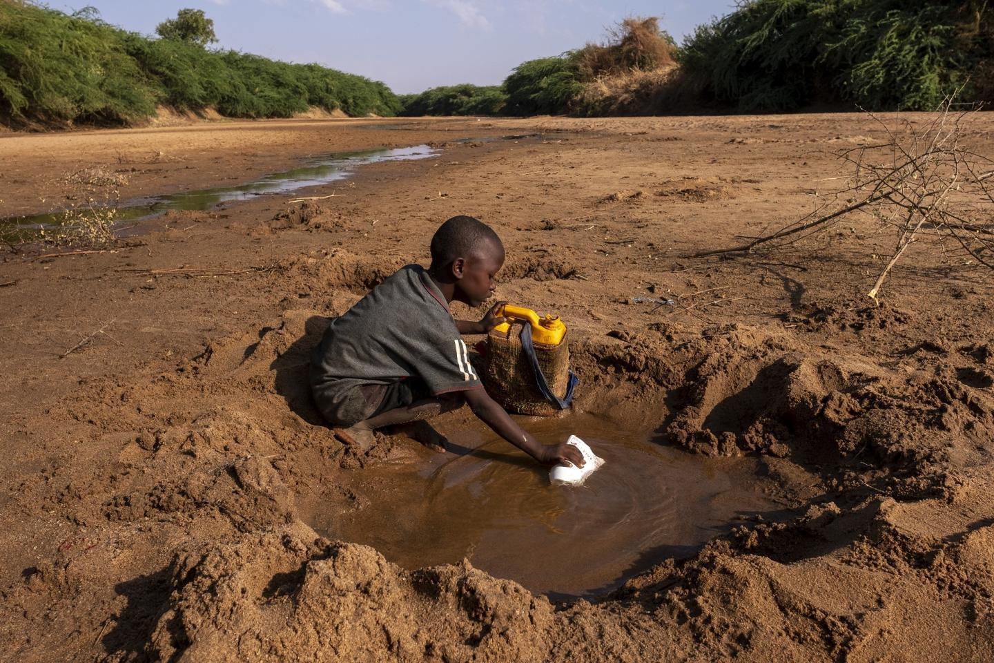Các gia đình đói khổ ở Somalia đã phải vất vả trong nhiều ngày hoặc nhiều tuần qua địa hình khô cằn để tìm kiếm sự hỗ trợ. Ảnh: @AFP.
