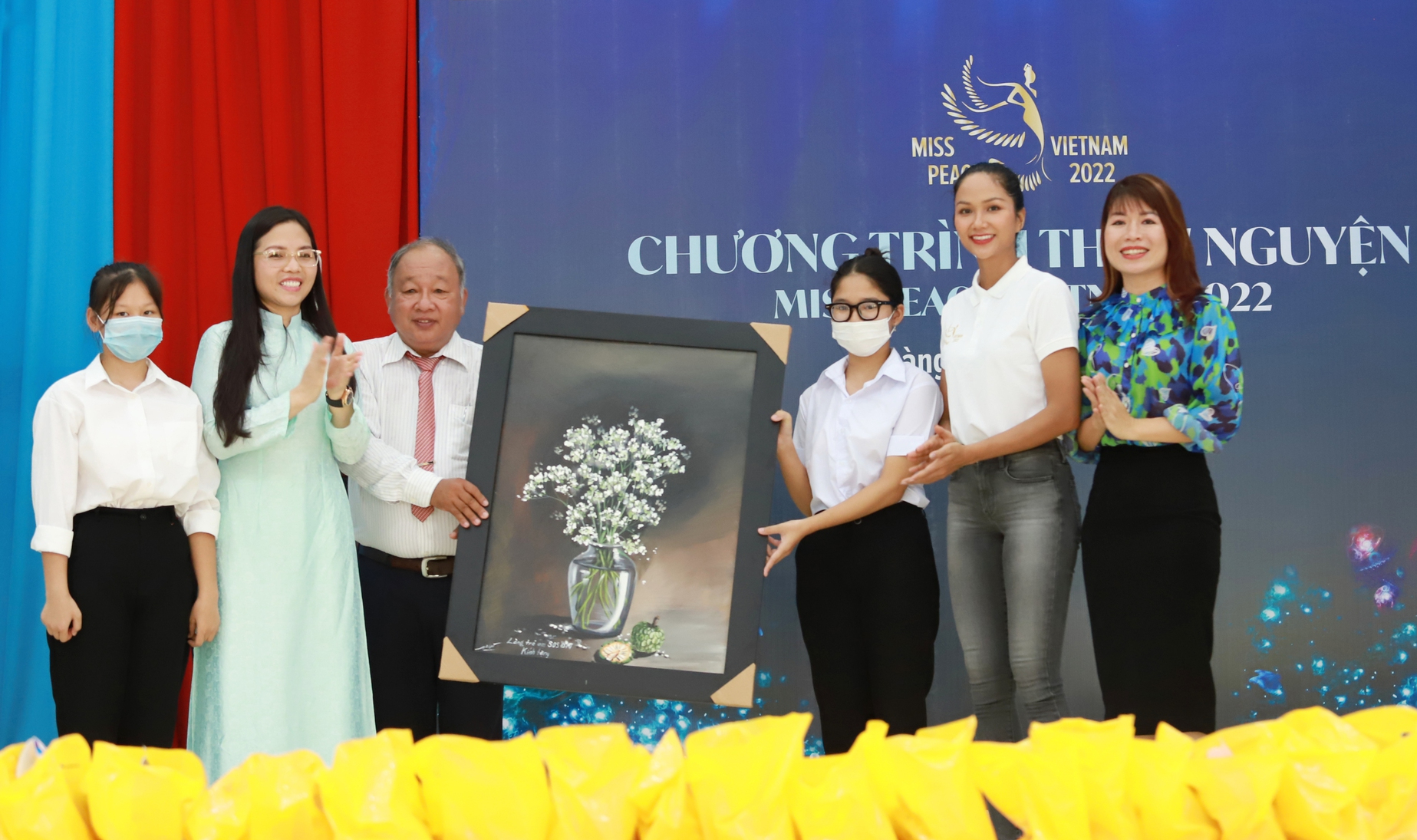 Hoa hậu H’hen Niê cùng 60 người đẹp Miss Peace Vietnam trao quà trung thu cho làng trẻ SOS - Ảnh 1.