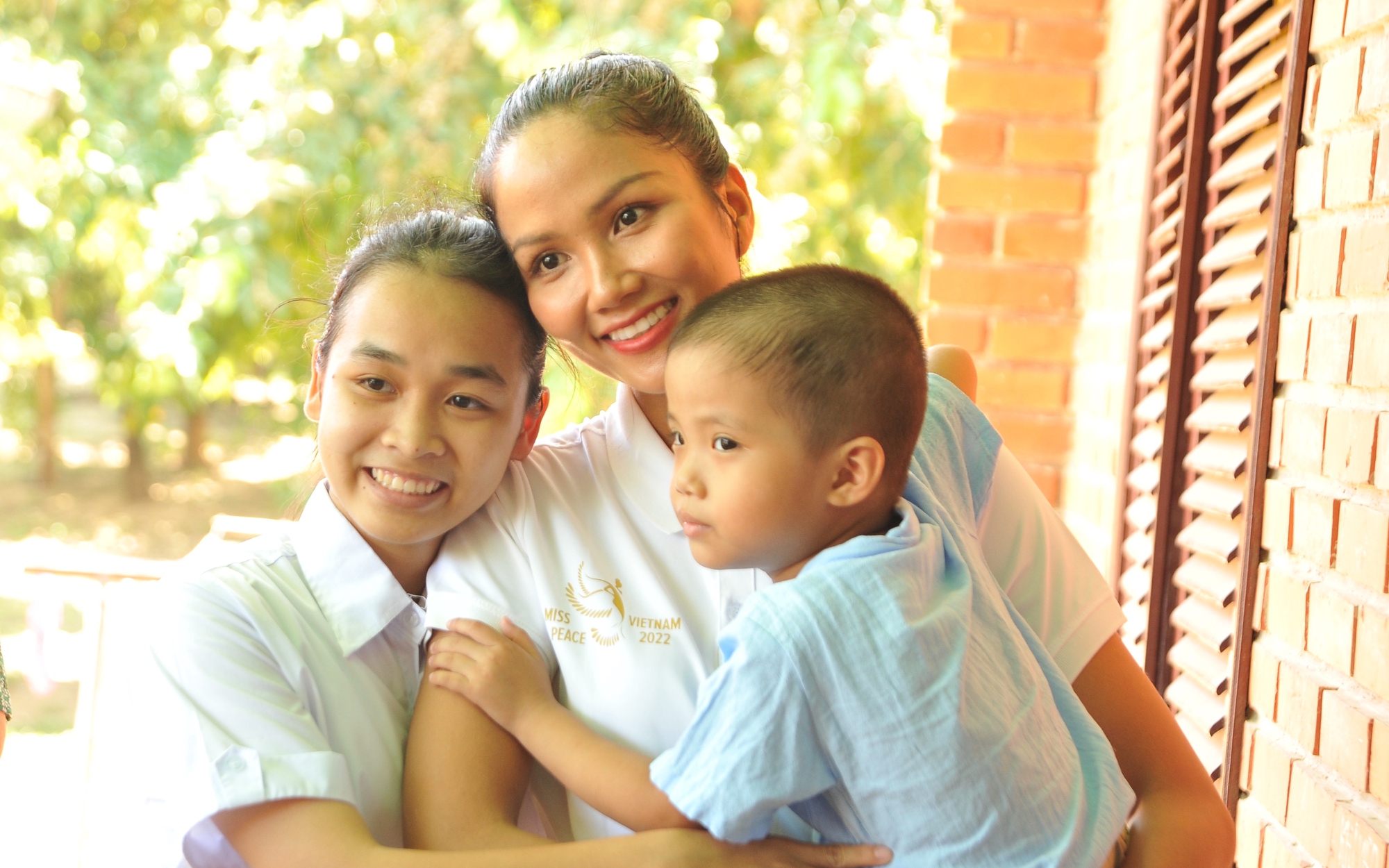 Hoa hậu H’hen Niê cùng 60 người đẹp Miss Peace Vietnam trao quà trung thu cho làng trẻ SOS