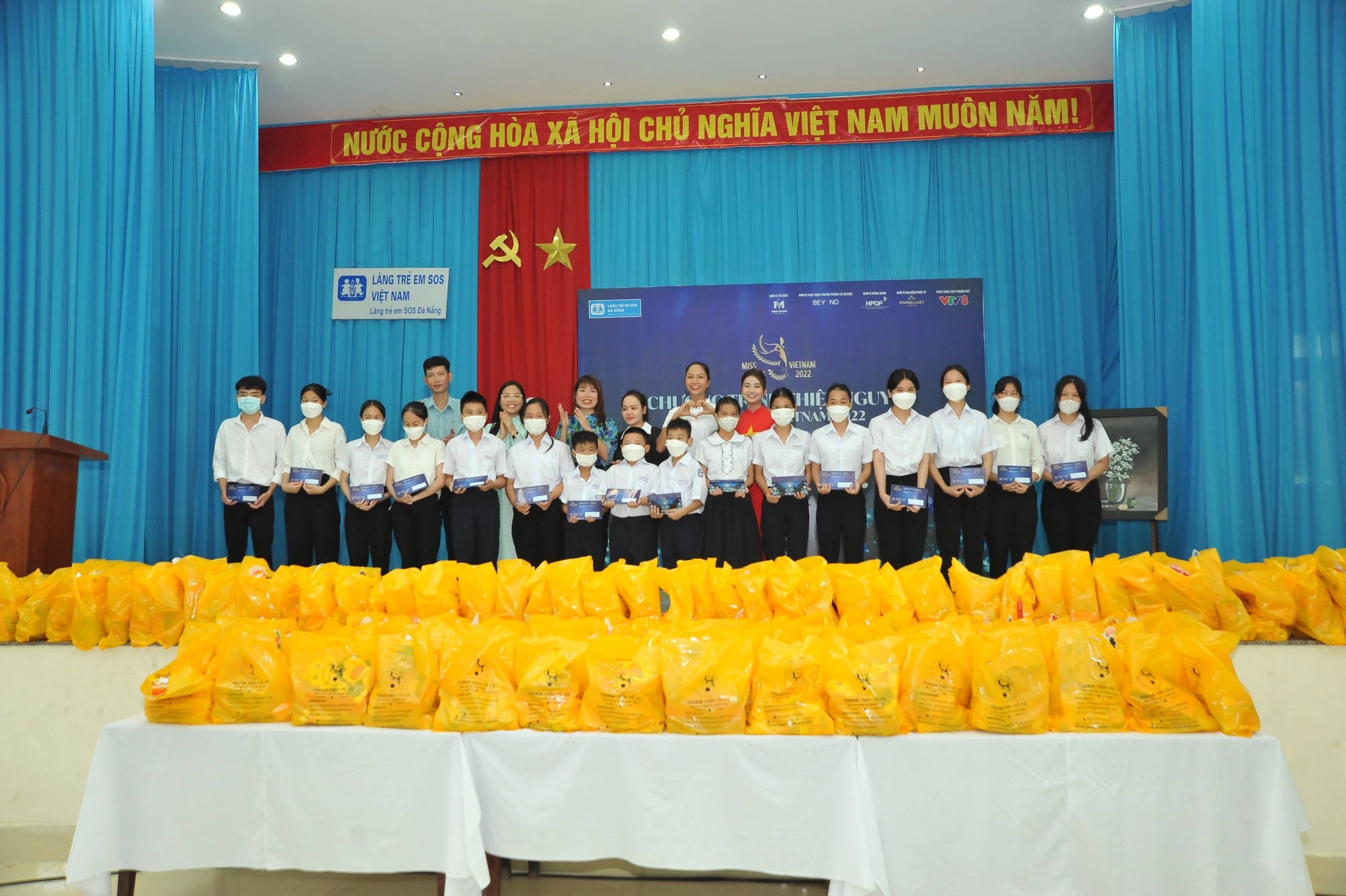 Hoa hậu H’hen Niê cùng 60 người đẹp Miss Peace Vietnam trao quà trung thu cho làng trẻ SOS - Ảnh 7.
