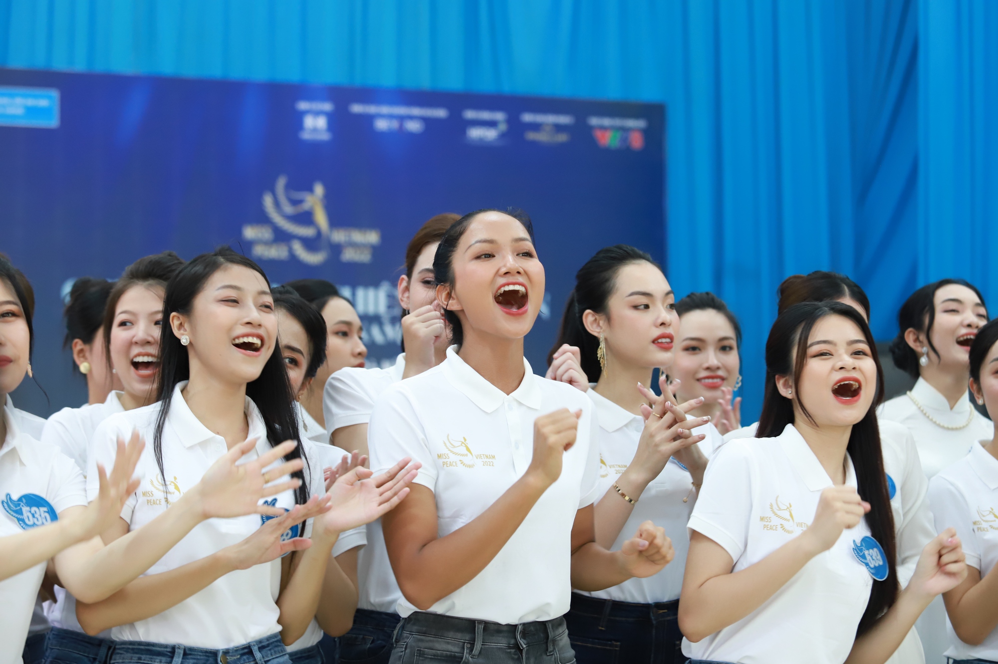 Hoa hậu H’hen Niê cùng 60 người đẹp Miss Peace Vietnam trao quà trung thu cho làng trẻ SOS - Ảnh 6.