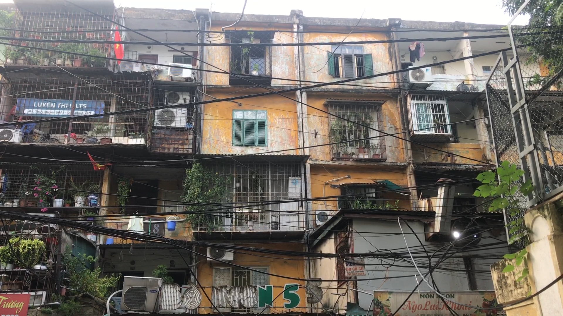 Khu tập thể nhà C8 Giảng Võ thuộc diện nhà chung cư cũ nguy hiểm cấp D (Ảnh: Thái Nguyễn)