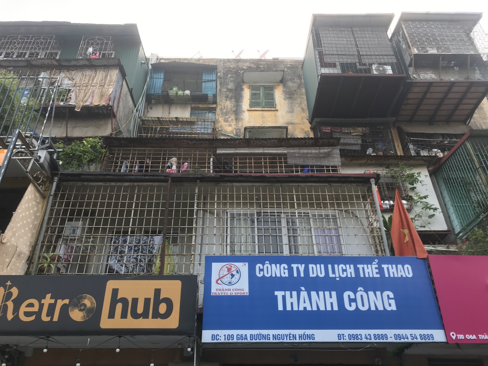 Nhiều hộ dân vẫn sinh sống và kinh doanh cửa hàng tại khu vực này (Ảnh: Thái Nguyễn)