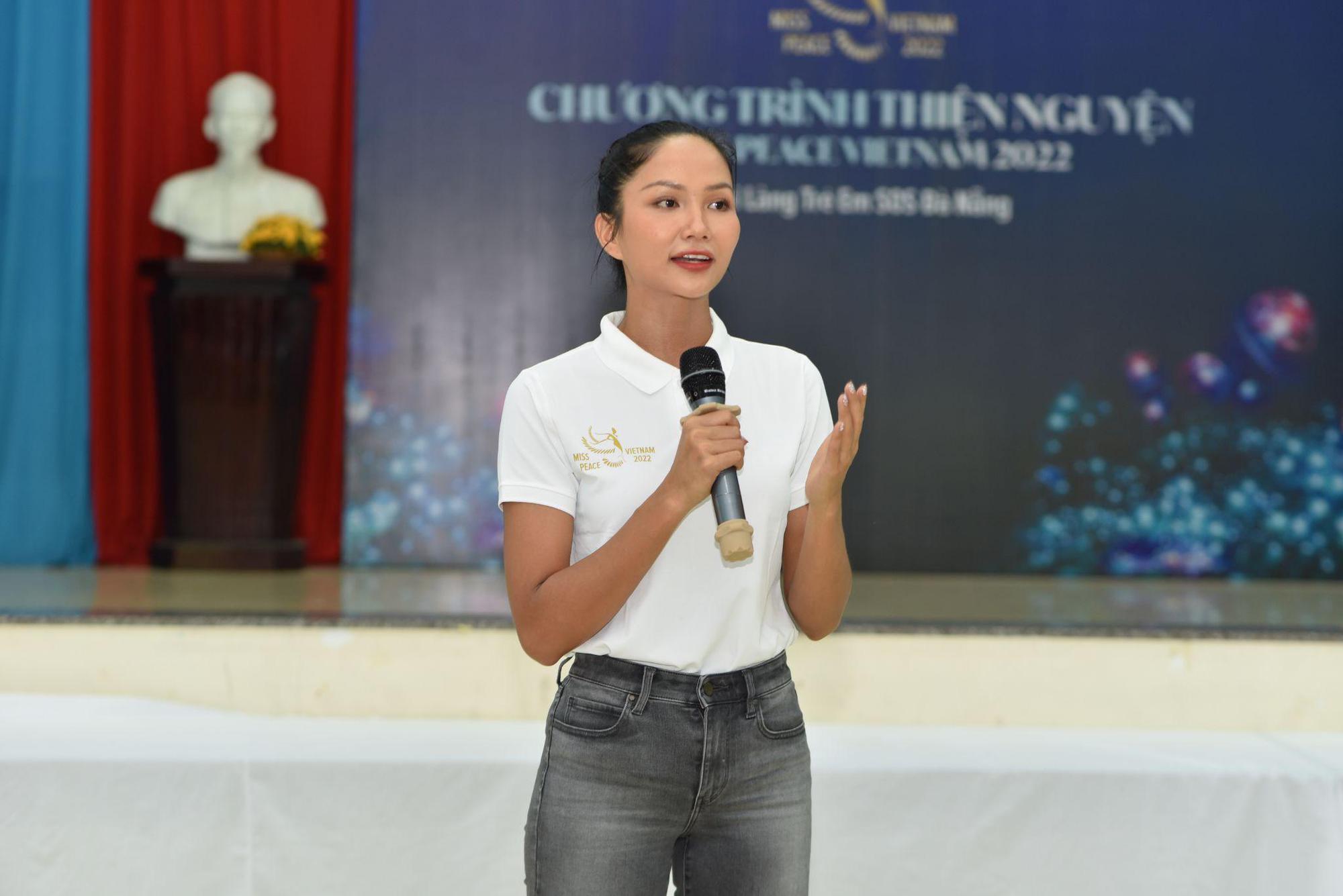 Hoa hậu H’hen Niê cùng 60 người đẹp Miss Peace Vietnam trao quà trung thu cho làng trẻ SOS - Ảnh 2.