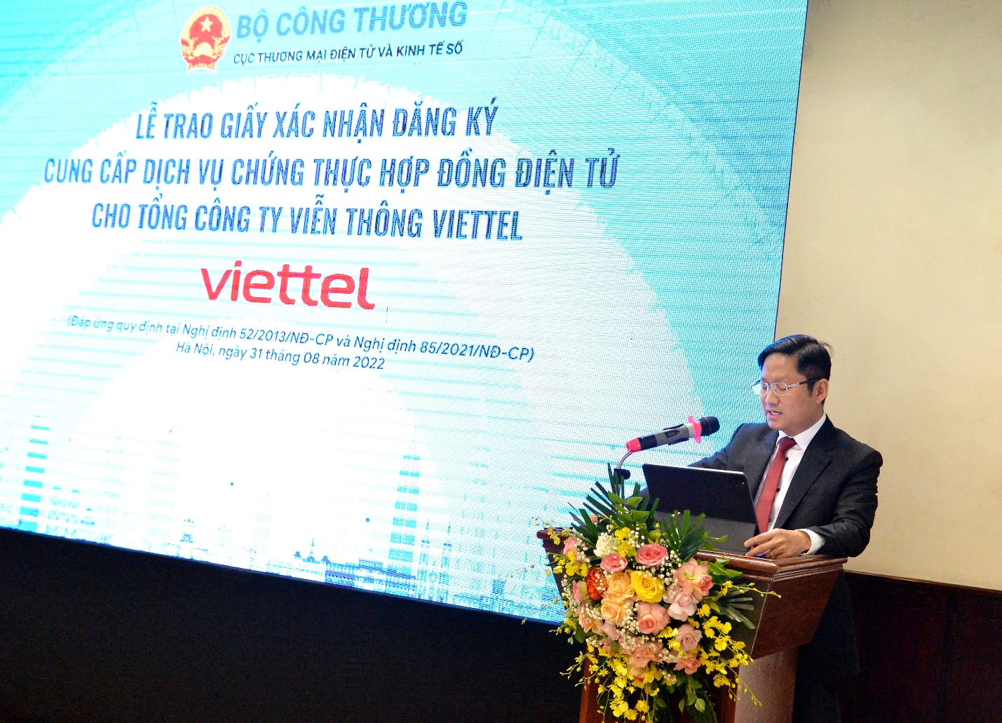 Viettel Telecom được trao giấy xác nhận đăng ký cung cấp dịch vụ Chứng thực Hợp đồng điện tử vContract - Ảnh 2.