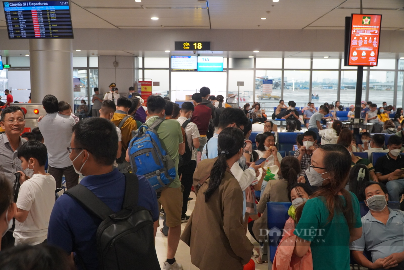 Tiếp tục các giải pháp kéo giảm ùn tắc tại sân bay Tân Sơn Nhất - Ảnh 1.