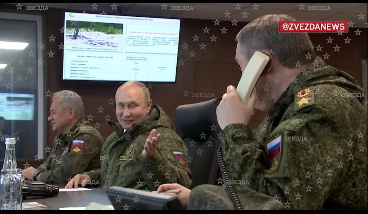 Thần thái gây bất ngờ của ông Putin khi xuất hiện ở cuộc tập trận Vostok-2022 có Trung Quốc tham gia  - Ảnh 2.
