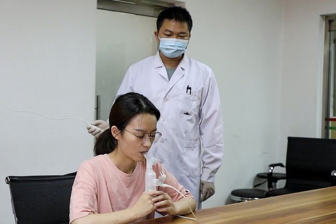Trung Quốc phê duyệt khẩn cấp vaccine ngừa Covid-19 dạng hít - Ảnh 2.