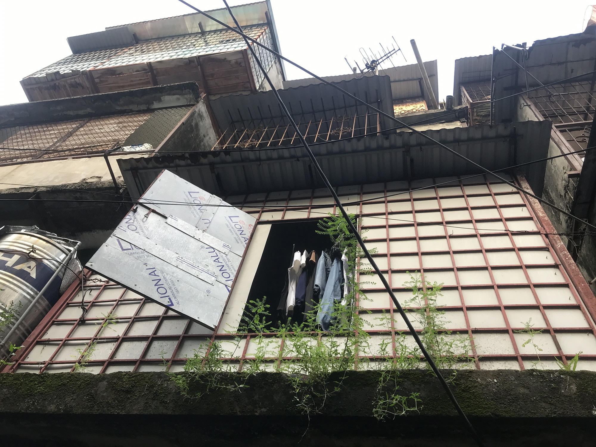 Vẫn còn nhiều người dân sinh sống tại nhà chung cư cũ nguy hiểm cấp D sắp bị phá dỡ (Ảnh: Thái Nguyễn)