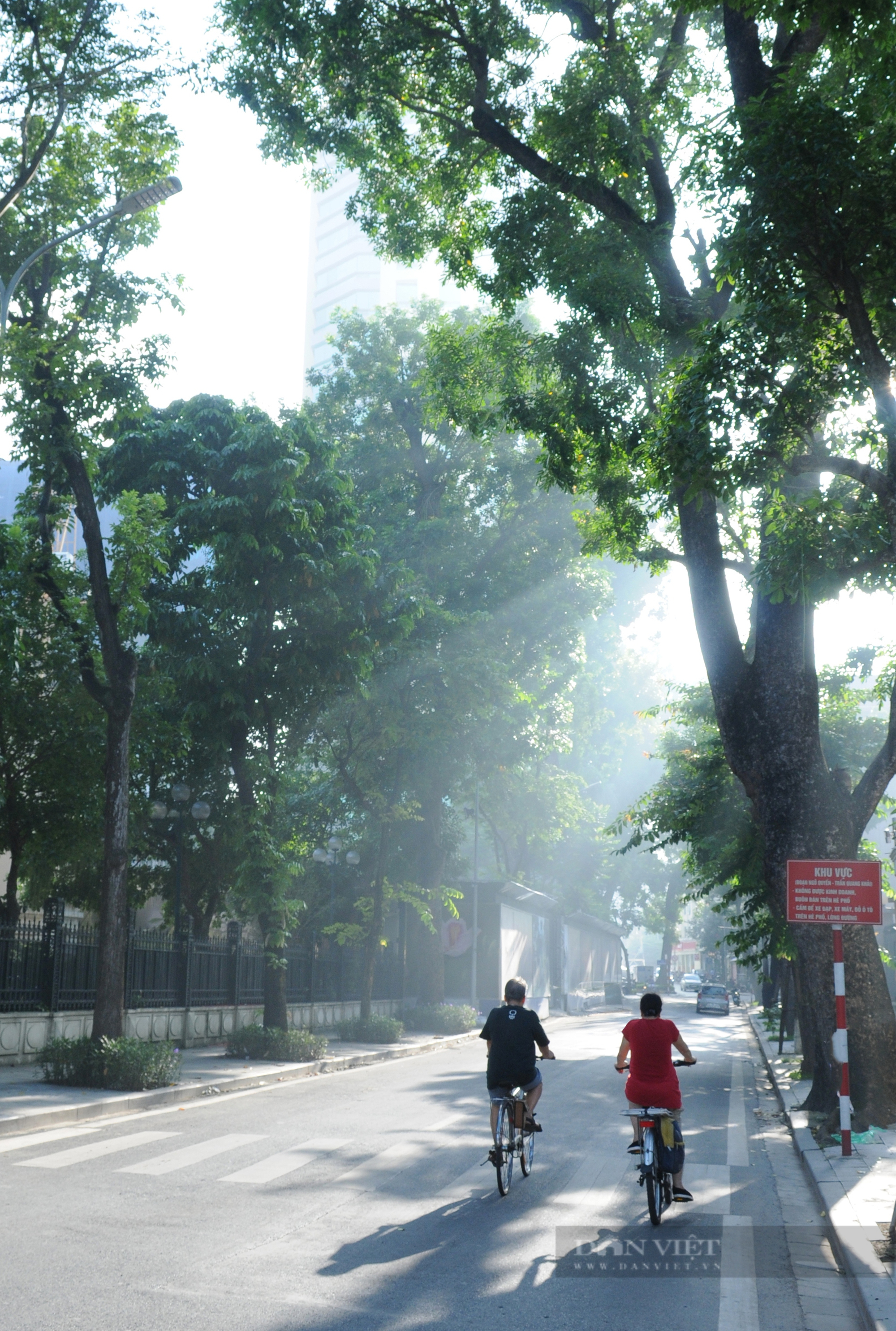 Dạo quanh Hà Nội để cảm nhận ánh nắng kỳ diệu của mỗi buổi sáng khi vào thu - Ảnh 2.