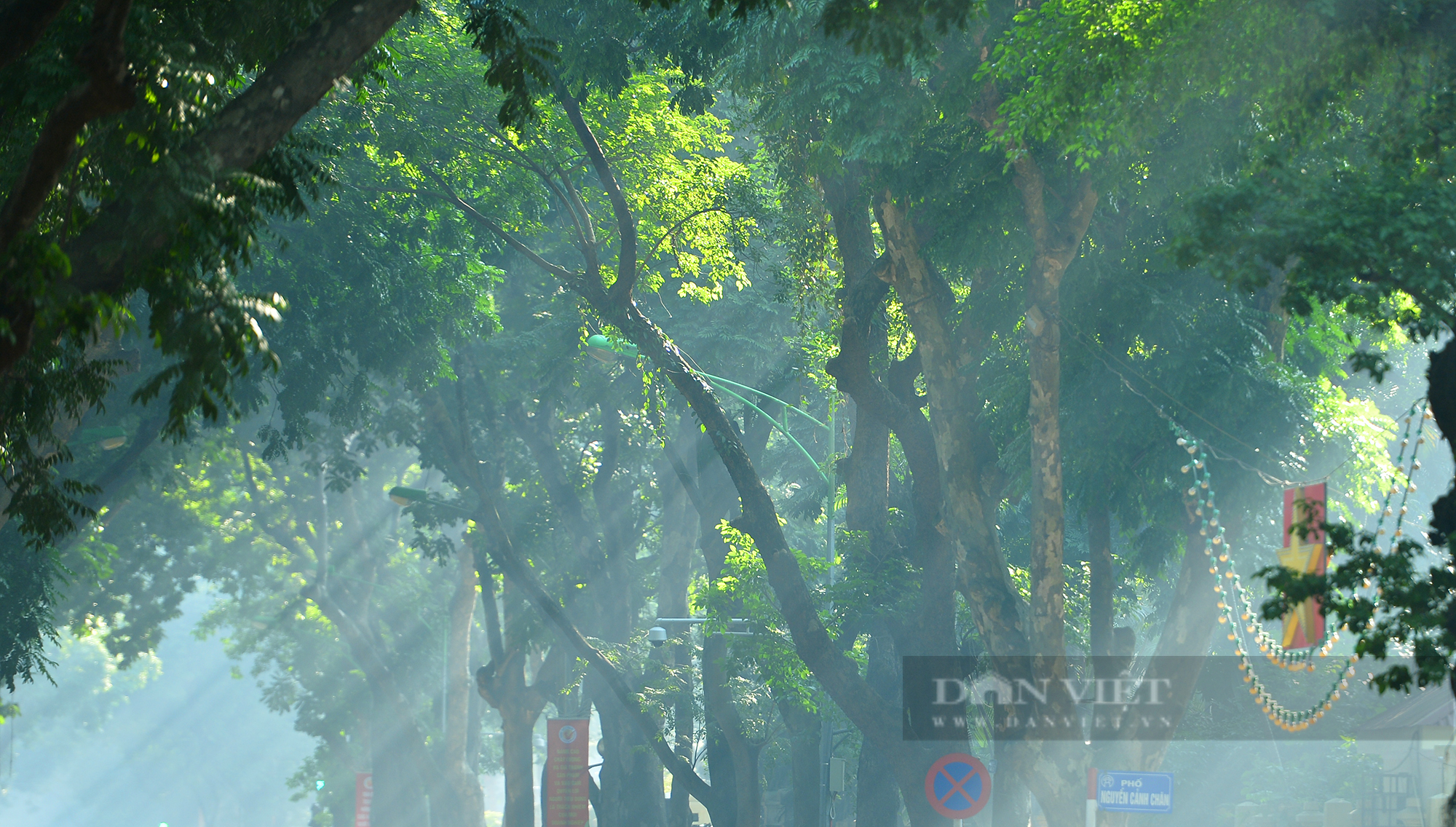 Dạo quanh Hà Nội để cảm nhận ánh nắng kỳ diệu của mỗi buổi sáng khi vào thu - Ảnh 3.