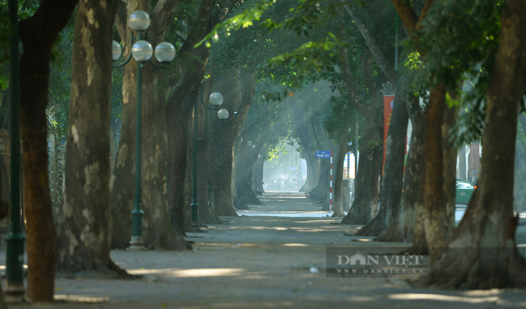 Dạo quanh Hà Nội để cảm nhận ánh nắng kỳ diệu của mỗi buổi sáng khi vào thu - Ảnh 4.