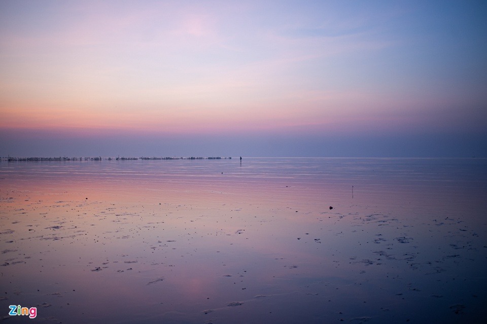 Thức dậy từ 1h sáng, lội bùn 3 km ngắm bình minh trên biển vô cực ở Thái Bình - Ảnh 5.