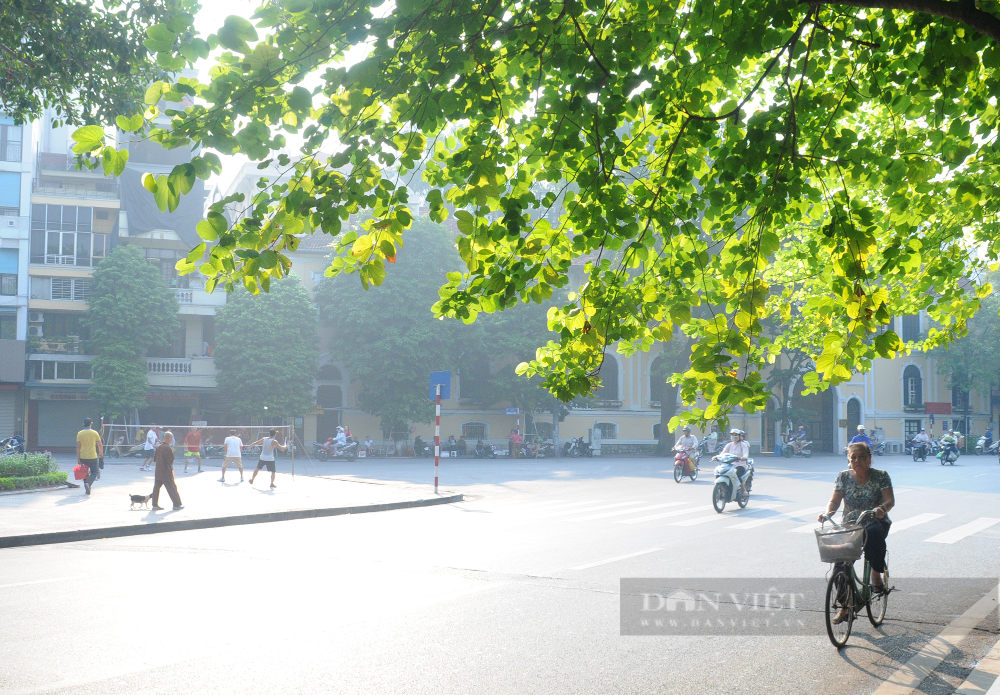 Dạo quanh Hà Nội để cảm nhận ánh nắng kỳ diệu của mỗi buổi sáng khi vào thu - Ảnh 9.