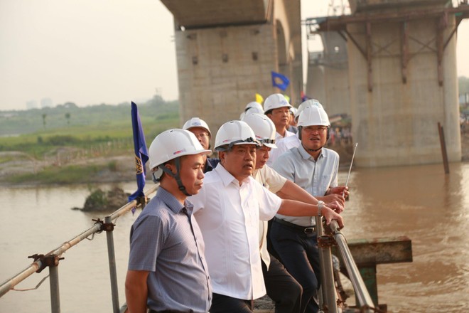 Chủ tịch Hà Nội Trần Sỹ Thanh đi thị sát, gỡ hàng loạt nút thắt tại dự án giao thông chậm tiến độ - Ảnh 3.