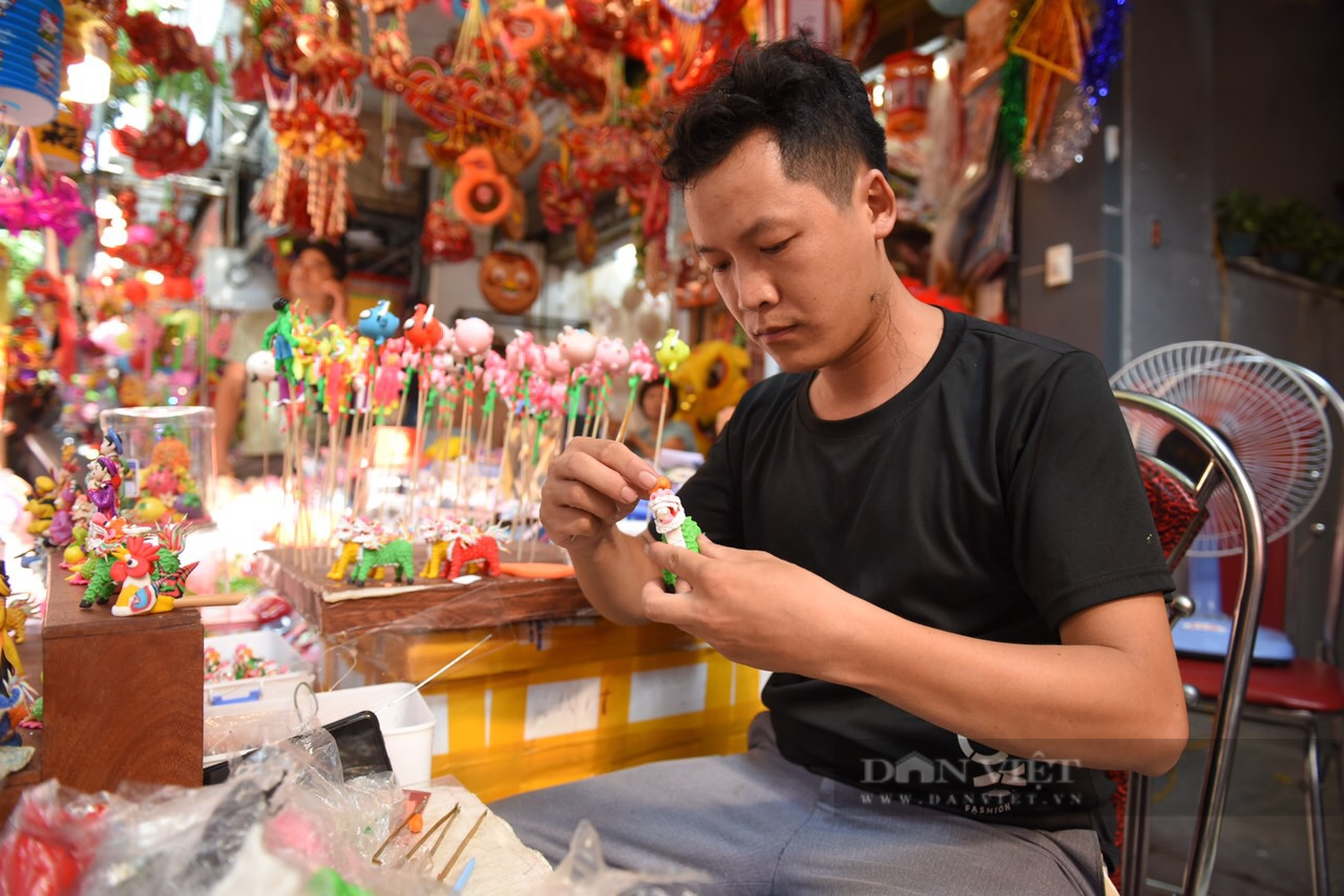 Độc đáo gian hàng tò he mang nét Trung thu xưa ngay trên phố Hàng Mã - Ảnh 3.