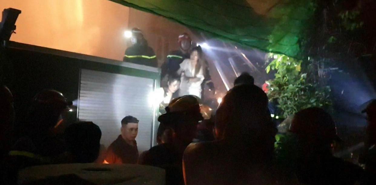 
Cháy lớn tại quán karaoke ở Bình Dương, 13 người tử vong: Lửa vẫn chưa tắt, số người tử vong có thể chưa dừng - Ảnh 2.