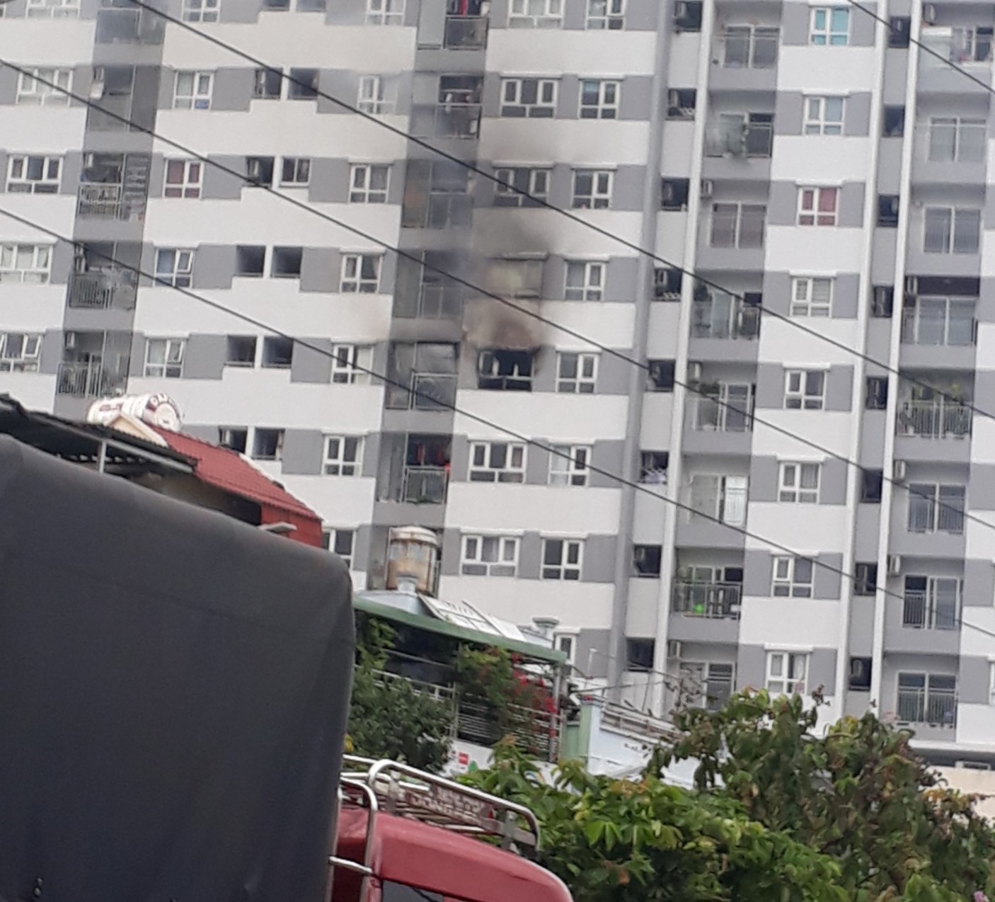 Cháy lớn ở căn hộ chung cư Moonlight Boulevard trên đường Kinh Dương Vương - Ảnh 1.