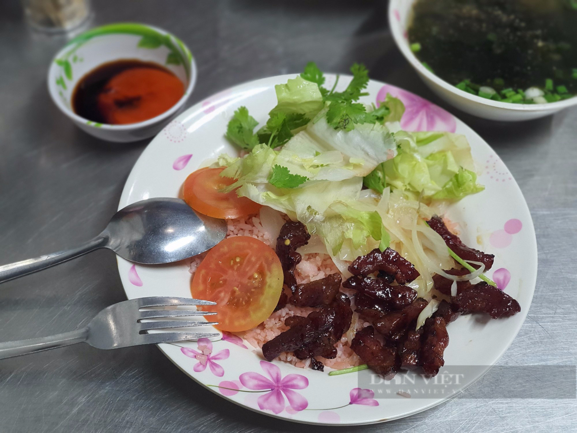 Sài Gòn quán: Quán cơm chiên lạp vịt trong hẻm sâu khu Bùi Viện, vậy mà lúc nào cũng hết bàn - Ảnh 2.