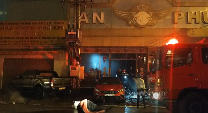 Nóng: Cháy quán Karaoke tại Bình Dương, ít nhất 7 người thương vong - Ảnh 1.