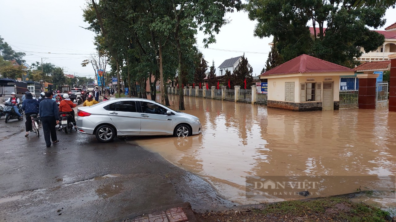 Sau Đà Lạt, đến ngập lụt ở Lâm Hà sau cơn mưa 4 giờ đồng hồ - Ảnh 5.