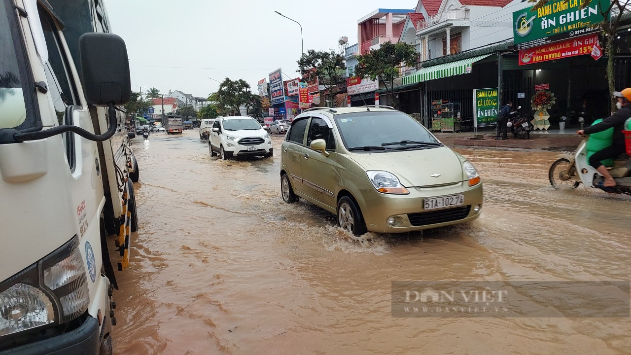 Sau Đà Lạt, đến ngập lụt ở Lâm Hà sau cơn mưa 4 giờ đồng hồ - Ảnh 2.