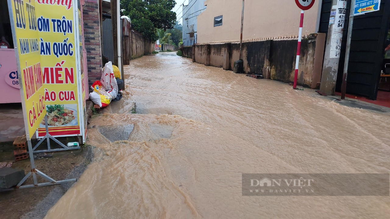 Sau Đà Lạt, đến ngập lụt ở Lâm Hà sau cơn mưa 4 giờ đồng hồ - Ảnh 3.