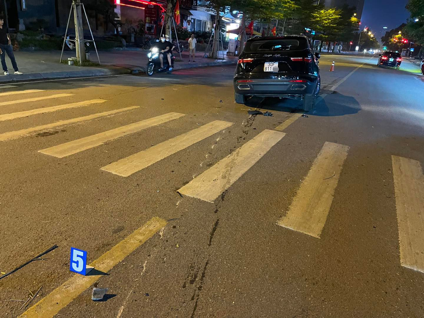 Tạm giữ tài xế ô tô gây tai nạn liên hoàn giữa đêm ở Hà Nội - Ảnh 1.
