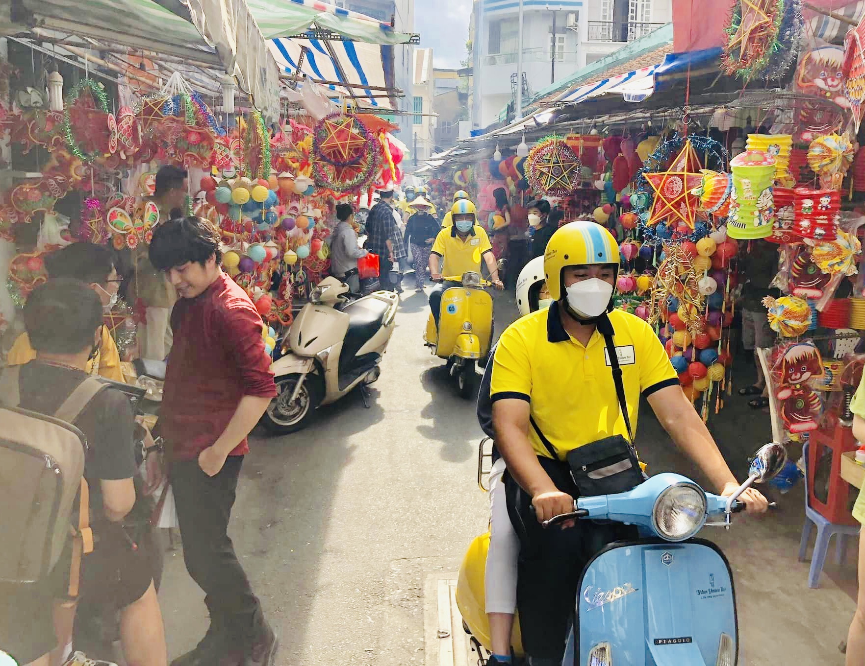 Đoàn khách quốc tế đến TP.HCM đi vespa city tour, tới Chợ Lớn thăm phố lồng đèn - Ảnh 4.