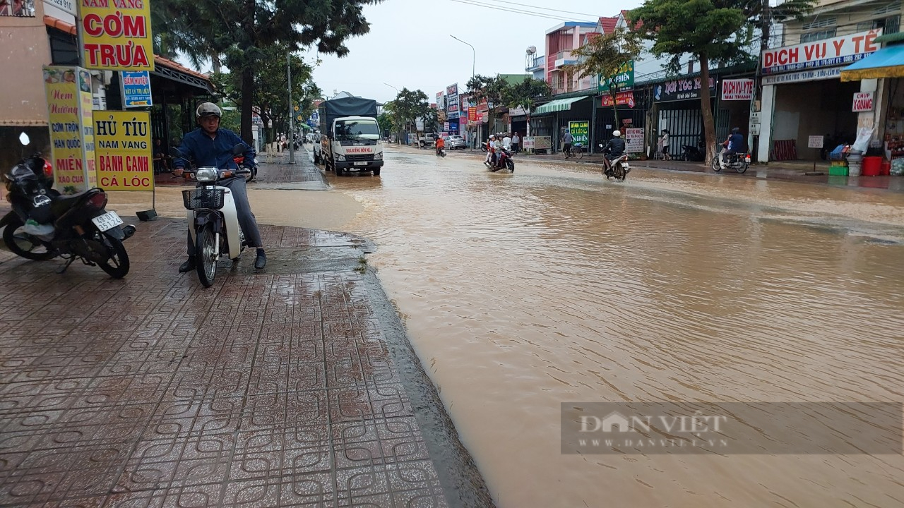Sau Đà Lạt, đến ngập lụt ở Lâm Hà sau cơn mưa 4 giờ đồng hồ - Ảnh 4.