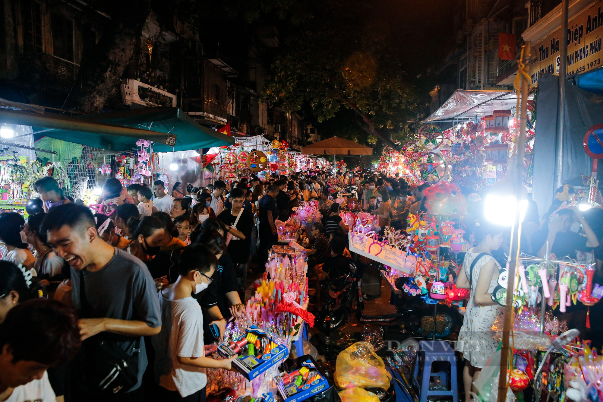 Giới trẻ Hà Nội xúng xính lên đồ &quot;sống ảo&quot; ở phố Hàng Mã trước dịp Trung thu - Ảnh 2.