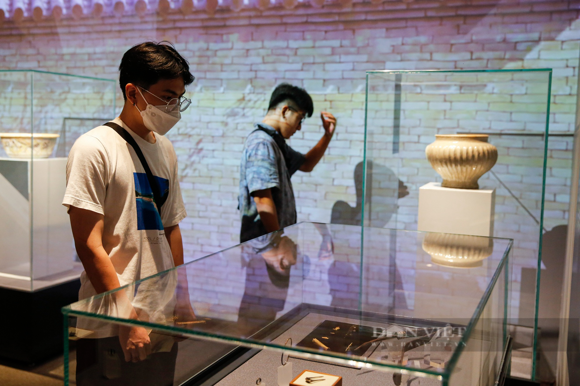 Chiêm ngưỡng những “Báu vật Hoàng cung Thăng Long” vô giá được trưng bày tại Hà Nội - Ảnh 2.
