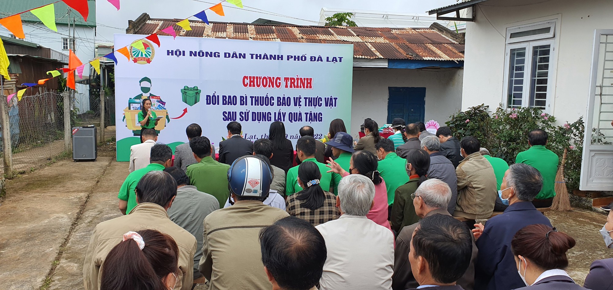 Người dân hào hứng tham gia Chương trình đổi bao bì thuốc BVTV qua sử dụng lấy quà tặng ở Đà Lạt  - Ảnh 1.