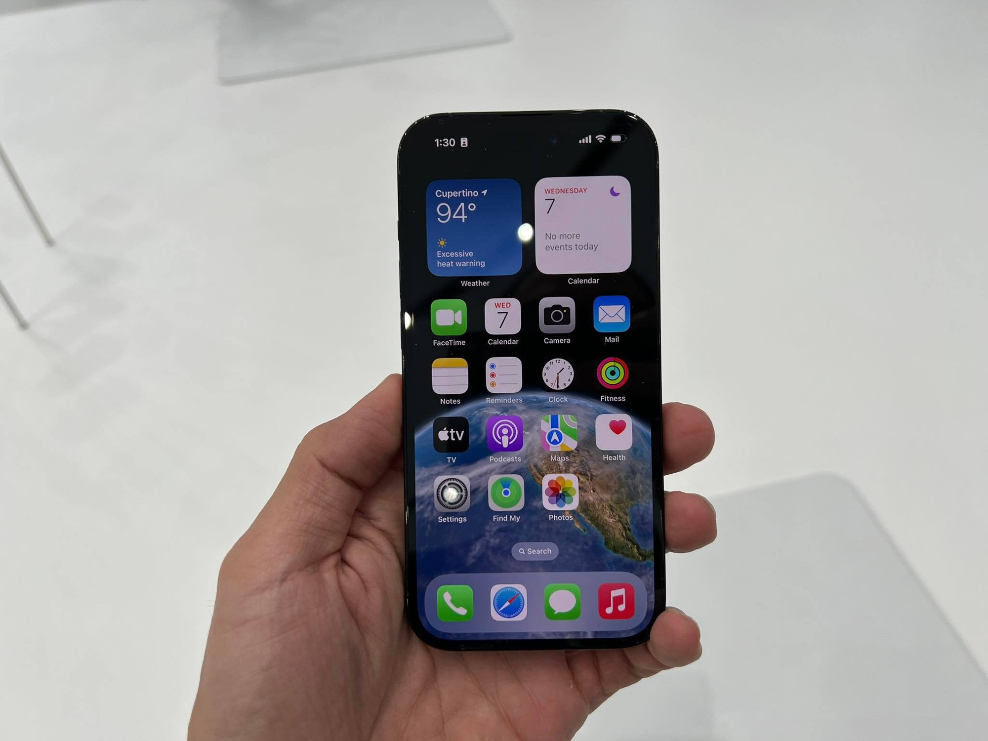 Không còn khe SIM, iPhone 14 xách tay Mỹ có dùng được ở Việt Nam? - Ảnh 1.
