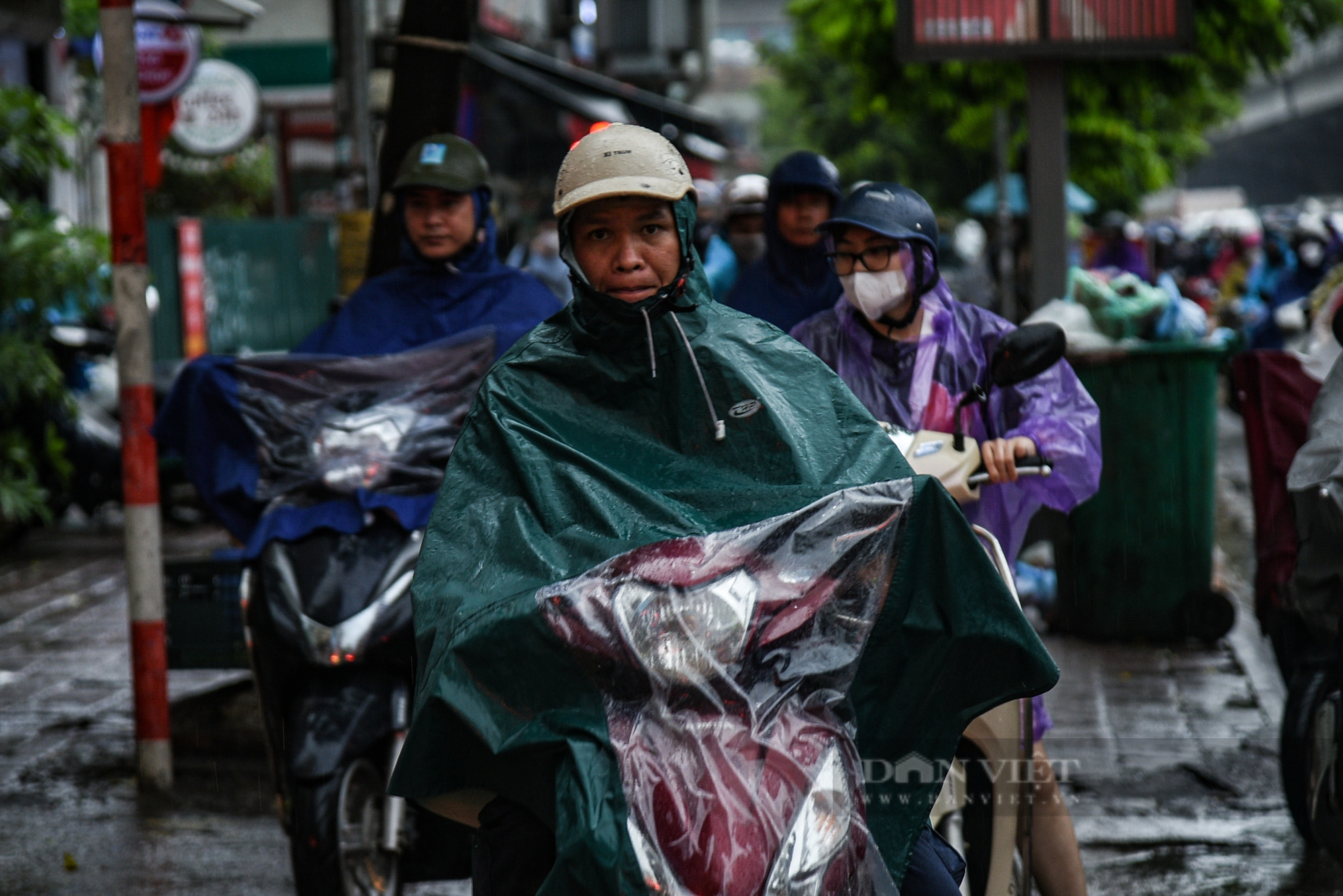 Người dân Thủ đô 'vật vã' về nhà giữa cơn mưa lớn làm nhiều tuyến phố Hà Nội ùn tắc - Ảnh 9.