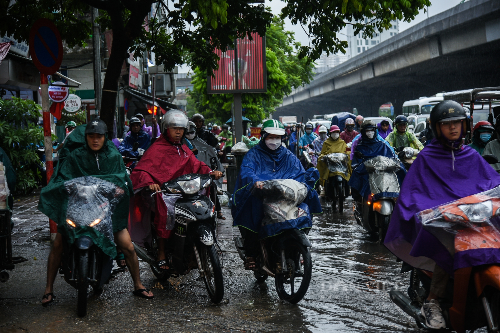 Người dân Thủ đô 'vật vã' về nhà giữa cơn mưa lớn làm nhiều tuyến phố Hà Nội ùn tắc - Ảnh 8.